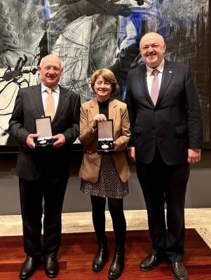 Professor Trinitat Pradell receives the Narcís Monturiol Medal